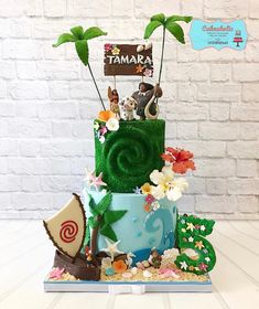 this is a cake made to look like a tropical island