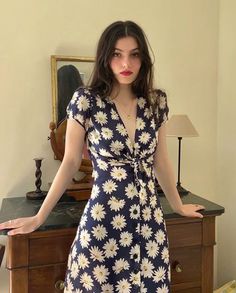 Parisienne Chic, Bodycon Midi Dress, Bodycon Midi, Midi Dress Bodycon, Looks Vintage, A Dress, Classy Outfits, Pretty Dresses, Pretty Outfits