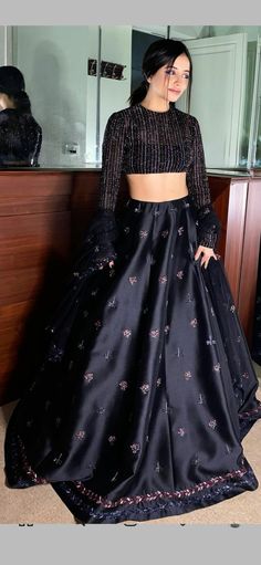 Traditional Dress For Women Indian, Black Blouse Outfit Indian, Black Choli With Lehenga, Lehnga Made From Saree, Black Designer Lehenga, Choli Sleeves Designs, Lehenga With Shoes, Black Traditional Outfit For Women, Sangeet Black Outfit