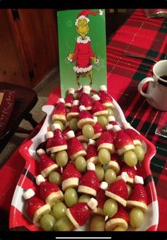 Christmas Gender Reveal Food, Grinch Theme Snacks, Grinch Gender Reveal Ideas, Grinch Baby Shower Ideas, Whobilation Party, Grinch Snacks, Grinch Treats, Grinch Fruit, Grinch Snack