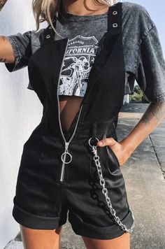 Overall Shorts Outfit, Ropa Upcycling, Overalls Black, Cute Overalls, Overalls Outfit, Black Overalls, Looks Black, Beginning Boutique, Edgy Outfits