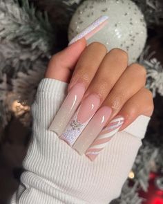 Snowy Christmas Nails, Long Almond Christmas Nails, Simple Cute Christmas Nails, Nails Acrylic Christmas Simple, White And Gold Christmas Nails, Long Acrylic Nails Designs, Elegant Christmas Nails Classy, Winter Christmas Nails Acrylic