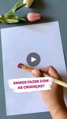 a person is holding a pencil in their hand and writing on a piece of paper with the words vamos fazer com as criancas?