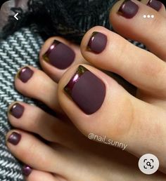 Matte Toenails Polish, Fall Chrome Pedicure, Toenail Colors For Fall 2022, Pink Accent Nail Ideas, Professional Nail Designs For Work, Pedicure Fall 2023, October Toe Nails, Feet Nails Design Pedicures, Pedicure Gel Ideas