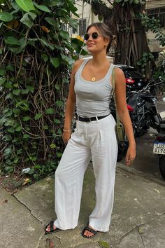 Foto: rafaelarperez - Se você adora um visual clean e elegante, a calça branca é para você! Confira nossas dicas de como apostar nessa tendência. Regata cinza, calça de alfaiataria branca e rasteirinha preta. Comfy Outfits, Blazer