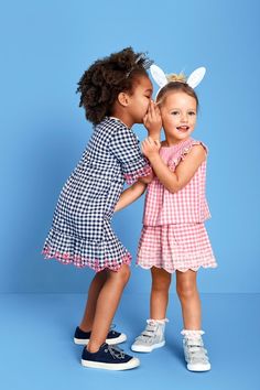 LOVE! Sarah Jessica Parker Gap kids gapkids rabbit rabbit spring summer 2018 collection. Love these gingham dresses #gingham #sarahjessicaparker #celebrity #bunny Gap Kids Campaign, Zara Kids Campaign, Kidswear Girls, Kidswear Editorial Fashion Photography, Zara Kids Editorial, Girls Designer Clothes, Girls Special Occasion Dresses, Kids Fashion Trends