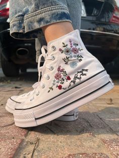 White High-top Sneakers With Floral Embroidery, Cute Converse Shoes, Embroidered Converse, Logo Flower, Cute Converse, Converse Custom, Converse Platform, Wedding Converse