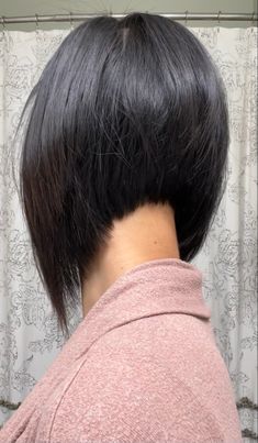 Thick Hair With Bangs, Reverse Bob Haircut, Reverse Bob, Short Hair Back, Angled Bob Haircuts, Hairstyle Long