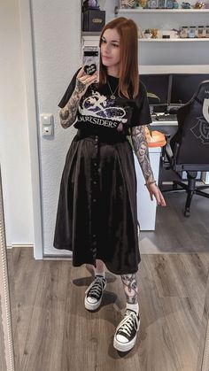 Disturbia Outfit, Professional Grunge Outfits, Alternative Teacher Outfits, Goth Teacher Outfits, Dark Beauty Fashion, Glasses Ideas, Dark Clothes, Long Pencil Skirt, Grandma Fashion