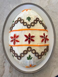 Romanian potato salad decorated to look like an egg using mayo, carrots, pickles, olives, pickled bell peppers Fancy Appetizer Recipes, Amazing Food Platters, Fancy Appetizers, Amazing Food Decoration, Catering Ideas Food, Food Garnishes, Buffet Food, Food Crafts, Food Platters