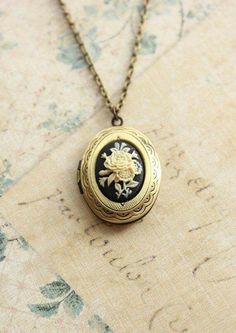 Black Cameo, Cameo Pendant Necklace, Picture Locket, Ivory Flower, Photo Locket Necklace, Oval Locket, Vintage Lockets, Cameo Jewelry, Cameo Necklace