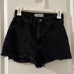 Reposhing This Item, In Great Shape And Never Worn By Me. I Wear A 25 In The 90's Relaxed High Rise Jeans From Abercrombie, But Want To Go For A More Relaxed Fit For These Shorts. Let Me Know If I Can Send More Pictures/If You Have Any Questions! Will Post Some Photos Of These Shorts And How They Look While Wearing Shortly, Thanks! Clueless Outfits, Sock Outfits, Abercrombie And Fitch Shorts, Fashion Design Sketches, Short Jeans, High Rise Shorts, Shorts Jeans, Best Jeans, Cute Shorts