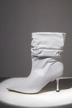 Descrição: bota branco cano curto em slouch em couro legítimotamanho: adquirir um tamanho maior.salto: 6cm Stiletto Boots, Magazine, Boots