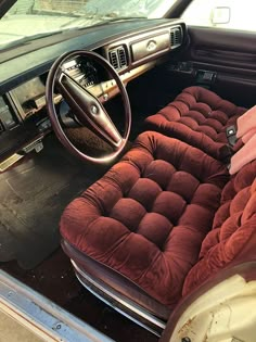 the interior of an old car is clean and ready to be used as a seat