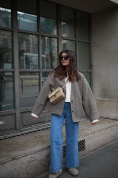 Tap to find link to the leather clogs <3 Effortless style in oversized jeans and jacket | Outfit ideas, casual fashion, fashion ideas, outfit inspo, celine bag, winter outfit, winter fashion, birkenstocks boston, hairstyle, minimal style, casual style, effortless chic. Credit: Adelinerbr Winter Outfits Birkenstocks, Birkenstock Boston Winter Outfit, Boston Shoes Outfit, Birkenstock Shoes Outfit, Clogs Outfit For Women Fall, Styling Birkenstock Boston, Golden Star Clog Outfit Ugg, Clogs Winter Outfit, Clog Outfits Women