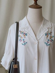 Get this vintage blouse in Simple Retro. 2021 Spring/Summer simple retro style. Blouse Simple, Cleanser For Oily Skin, Victorian Blouse, Simple Retro, Look Retro, Simple Blouse, Vintage Blouse, Gentle Cleanser, Embroidered Clothes