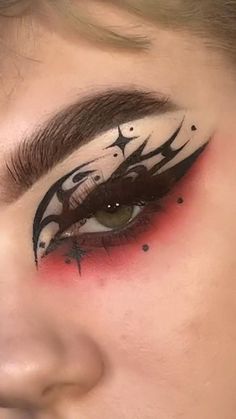 Fancy Eyeliner Looks, Eye Makeup Graphic Liner, Black Halo Eye, Cute Black Makeup Looks, Star Wars Makeup Ideas Dark Side, Barbed Wire Eyeliner, Ashnikko Makeup Looks, Elaborate Eyeliner, Dragon Inspired Makeup