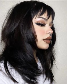 Classy Dark Makeup, Grunge Black Hair, Bangs Makeup Look, Black Makeup Looks Goth, Medium Length Goth Hairstyles, Clean Goth Makeup, Black Alternative Makeup, Alt Bangs Hairstyle, Goth Haircut