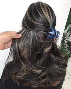 Crisp Golden Highlights for Black Hair Black Hair With Brown Highlights, Chunky Blonde Highlights, Haircut Selfie, Photo Hijab, Cute Hairstyle