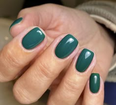 Bright Gel Nails Short, Kelly Green Nails, Short Nail Colors, Bright Gel Nails, Minimalist Manicure, Gell Nails, Green Manicure, Cute Nail Polish, August Nails