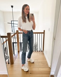 White Tennis Shoes Outfit, Nb Sneakers, Jeans Outfit For Work, Jeans And T Shirt Outfit, White Sneakers Outfit, Tennis Shoes Outfit