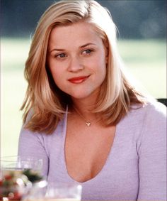 Reese Witherspoon's daughter has the ultimate throwback haircut — and looks even more like her mom now. Reese Witherspoon Daughter, Reese Witherspoon Hair, Ava Phillippe, 1990 Style, Cruel Intentions, 90s Hairstyles, Prom Hairstyles, Reese Witherspoon, Grunge Hair