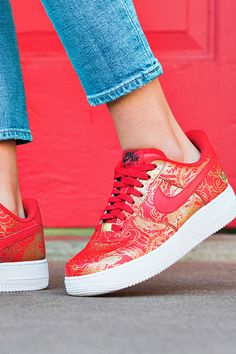 Lunar New Year is the world’s biggest celebration, and these AF1’s make you part of it. Customize your Air Force 1's in colors and illustrations inspired by the festivity’s traditions and symbolism. Sneakers Guide, Fall Winter Fashion Trends, Fall Winter Shoes, Shoes Fall, Everyday Fashion Outfits, Woman Shoes, Gorgeous Shoes, Fresh Look