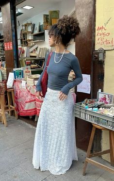 beautifull maxi skirt + long sleeve Long Skirts Styling, Maxi Skirt Chic Outfit, Maxi Skirts Aesthetic Outfits, Maxi Skirt Y2k Outfit, Maxi Skirts Aesthetic, Maxi Skirt Street Style, Maxi Skirt Outfit Summer Modest, 2000s Maxi Skirt Outfit, Long Blue Skirt Outfit