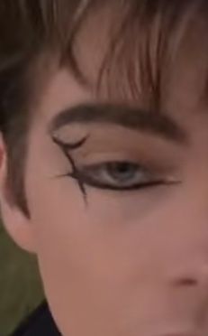 Rock Eyeliner Men, Eyeliner Masculine, Male Eye Makeup, Masculine Eyeliner, Male Eyeliner, Boys Eyeliner, Guys With Eyeliner, Mens Halloween Makeup, Guy Liner