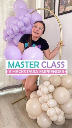 a woman is holding balloons and posing for a photo with the words master class 5 hacks para empreender