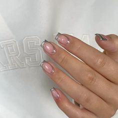 Silver Chrome Abstract Nails, Chrome Nails Acrylic, Nail Inspo Chrome, Nail Art Trendy, Acrylic Nails Nude, Silver Nail Art, Nails Chrome, Chrome Nails Designs, Classy Nail Designs