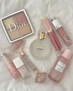 Soft Beauty Aesthetic, That Girl Products, Makeup Items Aesthetic, Aesthetic Makeup Products, Koleksi Makeup, Alat Makeup, Makeup Bag Essentials, Desain Quilling, Makeup Aesthetic