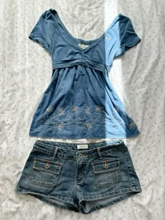 Summer Outfits With Sleeves, Summer Outfits 2000s Style, Summer Outfits 2025 Women, 2000s Summer Outfits, Thrift Finds Clothes, Gardening Outfits, 2000s Shorts, 2000s Summer, Vintage Hollister