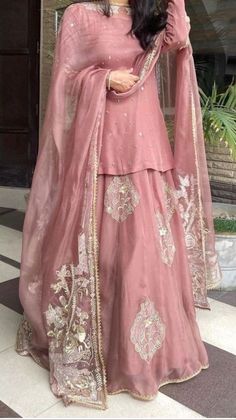 Beautiful Sharara Designs, Garara Outfit Pakistani, Desi Shadi Dresses, Garara Dress Aesthetic, Sharara Gharara Designs, Lehenga Without Showing Stomach, Simple Desi Wedding Dress, Pakistani Pink Dress, Pink Shaadi Dress