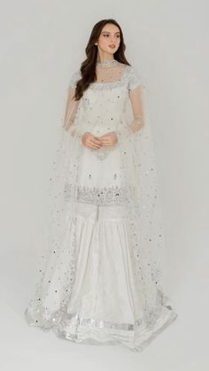 Modern Diwali Outfits, Simple Gharara Designs Pakistani, White Gharara Pakistani, White Garara Dress, White Sharara, Fashion Inspo Casual, Desi Fits, Function Dresses, Long Anarkali