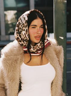 Scarf Leopard print, red lining detail, satin material 100% polyester Vacation Head Scarf, Bandana Styles Women Hair, Elegant Head Scarf, Hat And Scarf Combo, Hailey Bieber Head Scarf, Turkish Head Scarf, Rave Head Scarf, Fur Photoshoot Ideas, Head Scarf Aesthetic