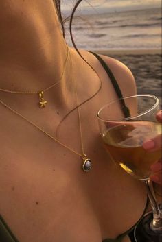 Gold Jewellery Aesthetic Beach, Showing Off Jewelry Poses, Necklace Aesthetic Photography, Beach Aesthetic Necklace, Beach Jewelry Photography, Necklace Pictures Ideas, Ocean Jewelry Aesthetic, Necklaces Photography Ideas