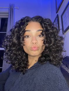 Short Wavy Haircuts With Curtain Bangs, Short Curly Hair Face Framing Layers, Perm Round Face, 3a3b Curly Hair Short, Short Super Curly Hair, Natural Wavy Hairstyles Short, Heart Shaped Curly Haircut, Round Shape Curly Haircut, Face Framing Curls Naturally Curly