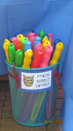 a bucket filled with lots of different colored markers