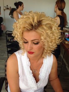 Curls … More Curls For Short Hair, Spiral Perm, Different Types Of Curls, Short Hair Images, Really Long Hair, Modern Haircuts, Short Curly Haircuts, Penteado Cabelo Curto