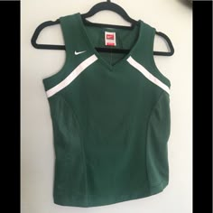 Never Worn Dark Green And White Pet And Smoke Free Home Sporty Girl Aesthetic, Brown Heeled Boots, Tennis Tank Tops, Sporty Girls, Dark Wear, Nike Green, Tennis Clothes, Running Shirts, Sporty Outfits