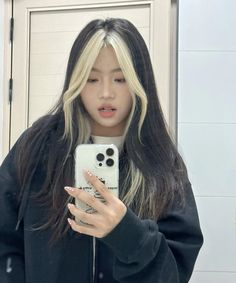 Front Strands Hairstyle, Platinum Blonde Black Roots, Only Bangs Dyed, Platinum Blonde Hair Money Piece, Black Hair With Bleached Streaks, Asian Money Piece Hair, Oreo Hair Girl, Blonde Strands In Front Of Hair