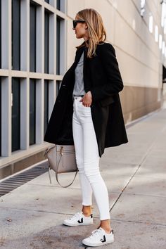 Witte Sneakers Outfit, White Jeans Outfit, Blogger Street Style, Look Retro, Black Wool Coat, Fashion Blogger Style, Outfit Jeans