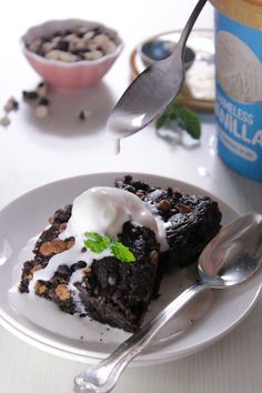 How to style a chocolate brownie with ice cream - food photography & styling ideas. Dark Chocolate Brownies Recipe, Brownie With Ice Cream, Chocolate Brownie Ice Cream, Easy Brownie Recipe, Chocolate Brownies Recipe, Easy Brownie, Rich Cake, Dark Chocolate Brownies, Brownie Ice Cream