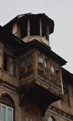 aesthetic sky wallpaper photography portraits grungy kashmir Kashmir Architecture, Kashmiri Architecture, Pakistani Houses Aesthetic, Indian Architecture Aesthetic, Aesthetic Indian Architecture, Old Pakistani Aesthetic, Old Kashmiri House, Shadow Video, Desi Love