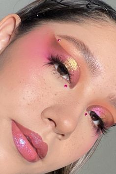 Y2k Inspired Makeup, Summer Inspo Nails, Fashion Inspo Spring, Eye Makeup Glitter, Maquillage Yeux Cut Crease, Eye Glitter, Inspo Makeup, Makeup Glitter