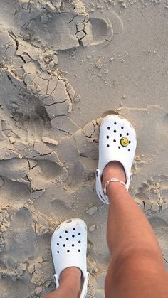 White Crocs With Charms, Jibbitz Ideas, Croc Accessories, Dream Shoe, White Crocs, Crocs Jibbitz, Story Insta, Summer 2025