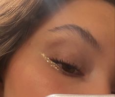 Makeup Glitter Eyeliner, Makeup Looks Summer, Silver Eyeliner, Looks Summer, Sparkle Makeup, Tutorial Eyeliner, Gold Eyeliner