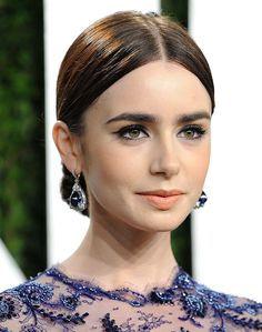 Center Part Hairstyles, Red Carpet Makeup, Low Chignon, Oscar Party, Trendy Haircuts, Celebrity Beauty, Sleek Hairstyles, Short Hair Haircuts, Lily Collins