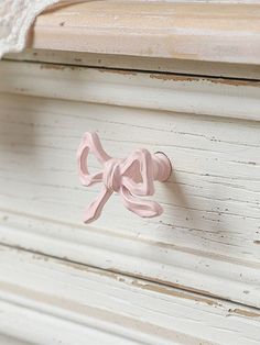 Pink Drawer Pulls, Bow Knobs On Dresser, Room Stuff Decorating, Affordable Room Decor Ideas, Cute Things To Buy For Your Room, Cute Room Pink, Cute Organization Ideas, Wardrobe Glass Door, Cute Room Accessories